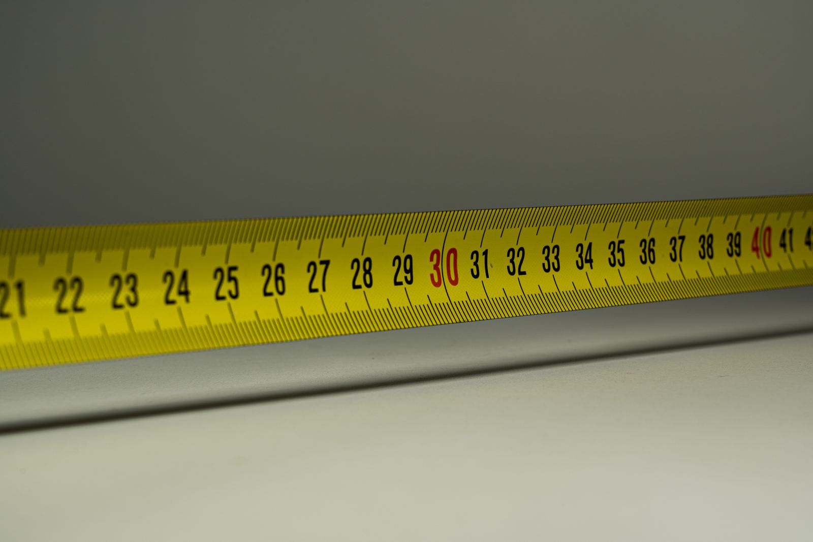 Close view of a measuring tape marked in centimetres